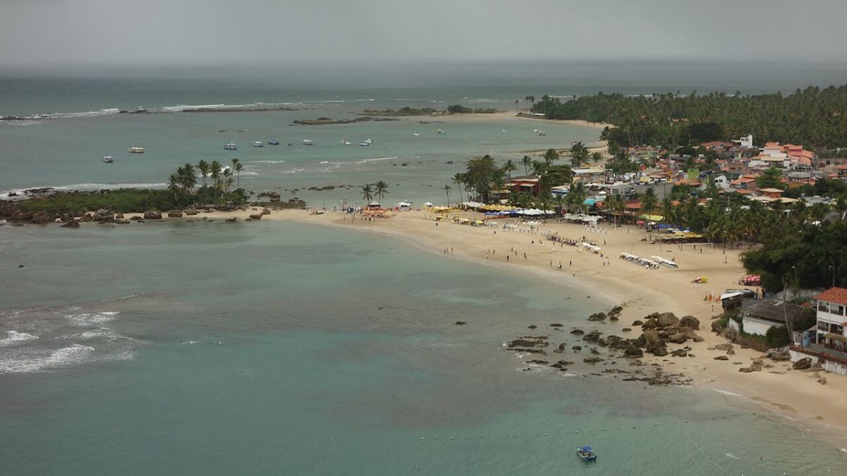 Conheça a influência da TV e da cultura judaica no cotidiano deste paraíso no litoral baiano