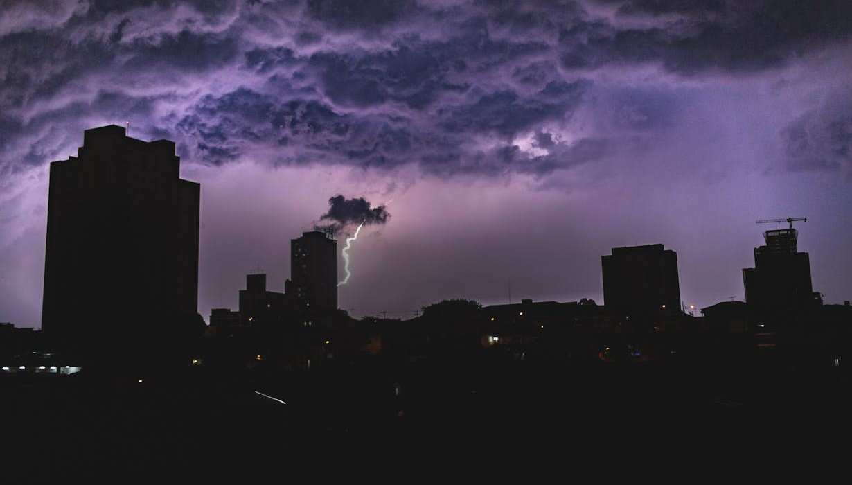 As nuvens carregadas chamadas de cumulonimbus causam temporais severos com raios