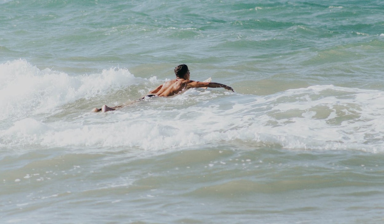 Surfista pega onda em dia de calor forte no Brasil