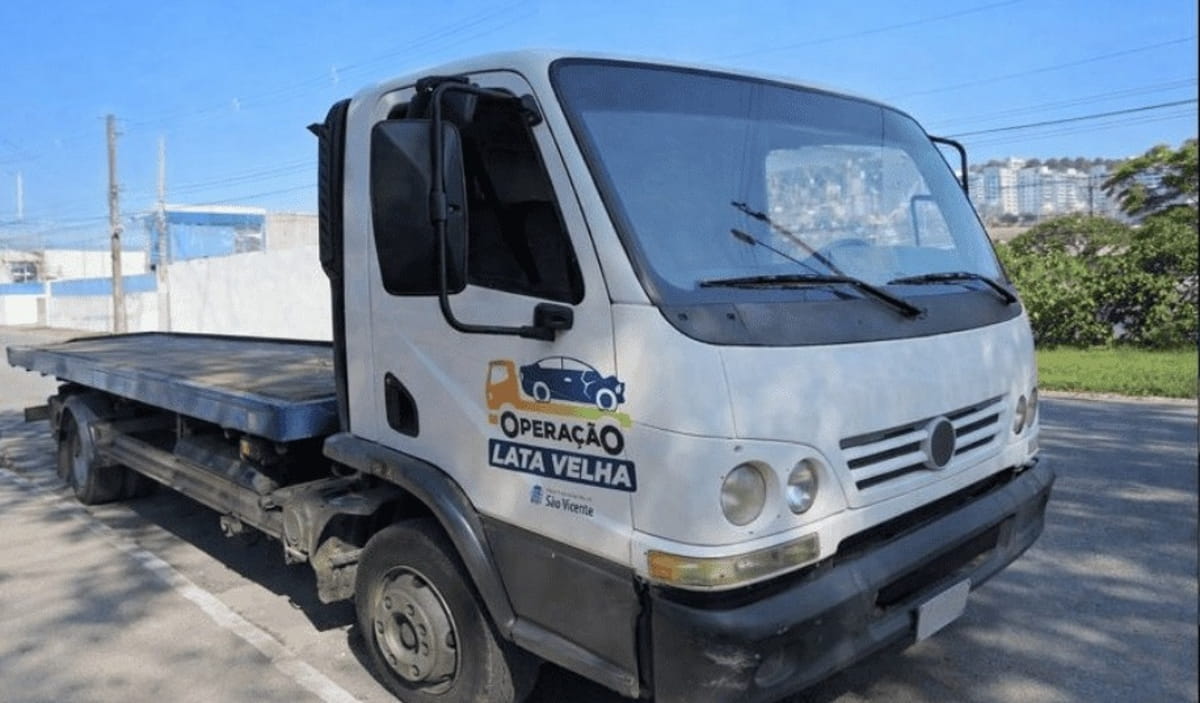 O monitoramento será realizado diariamente por agentes da Semob, que percorrem os bairros identificando veículos em situação irregular.