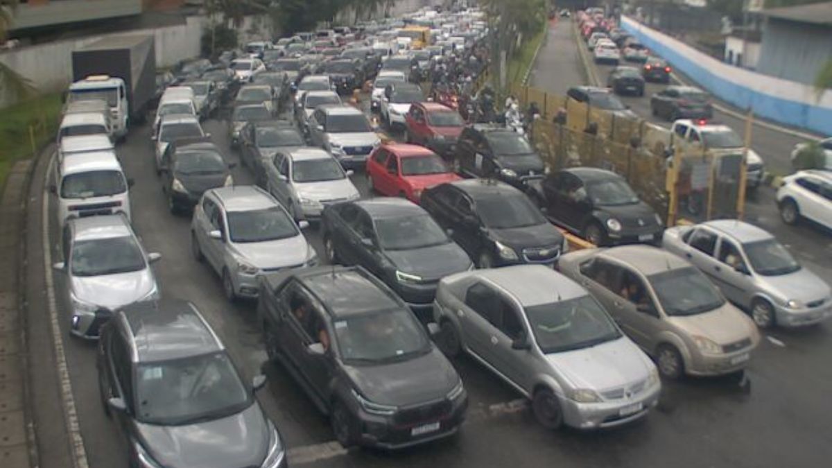 Os condutores que aguardam no sentido Santos/Guarujá enfrentam 40 minutos de fila