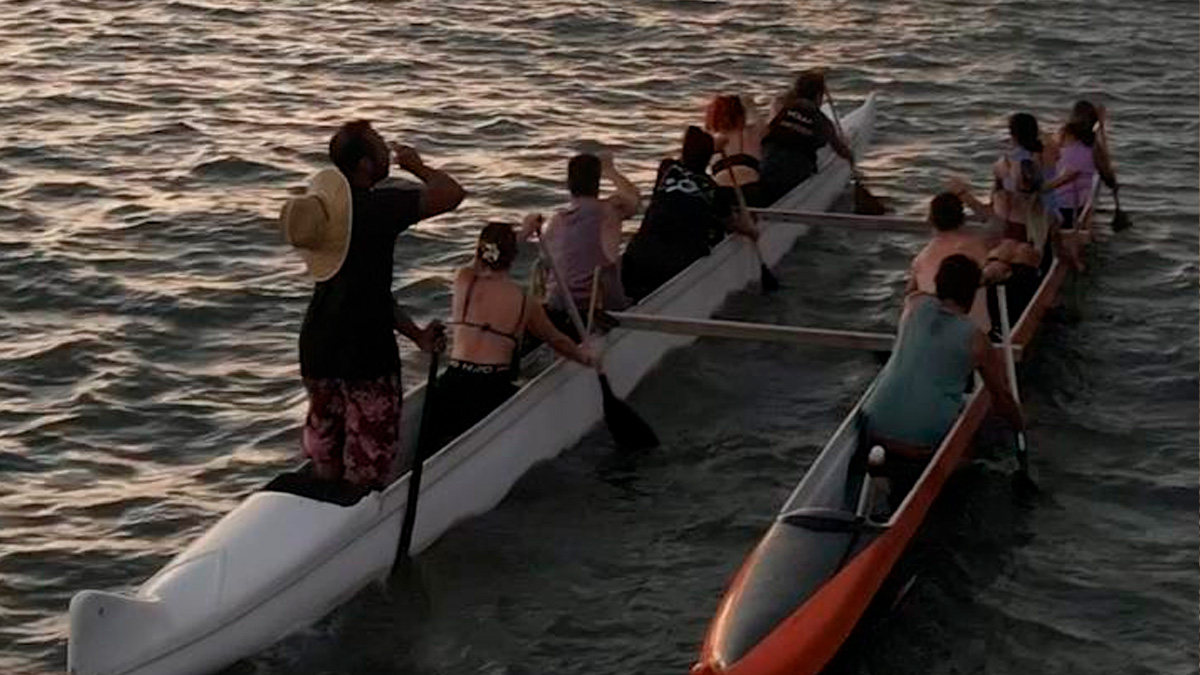 O passeio de canoa havaiana, seja ao nascer do sol, no fim da tarde ou em qualquer horário do dia