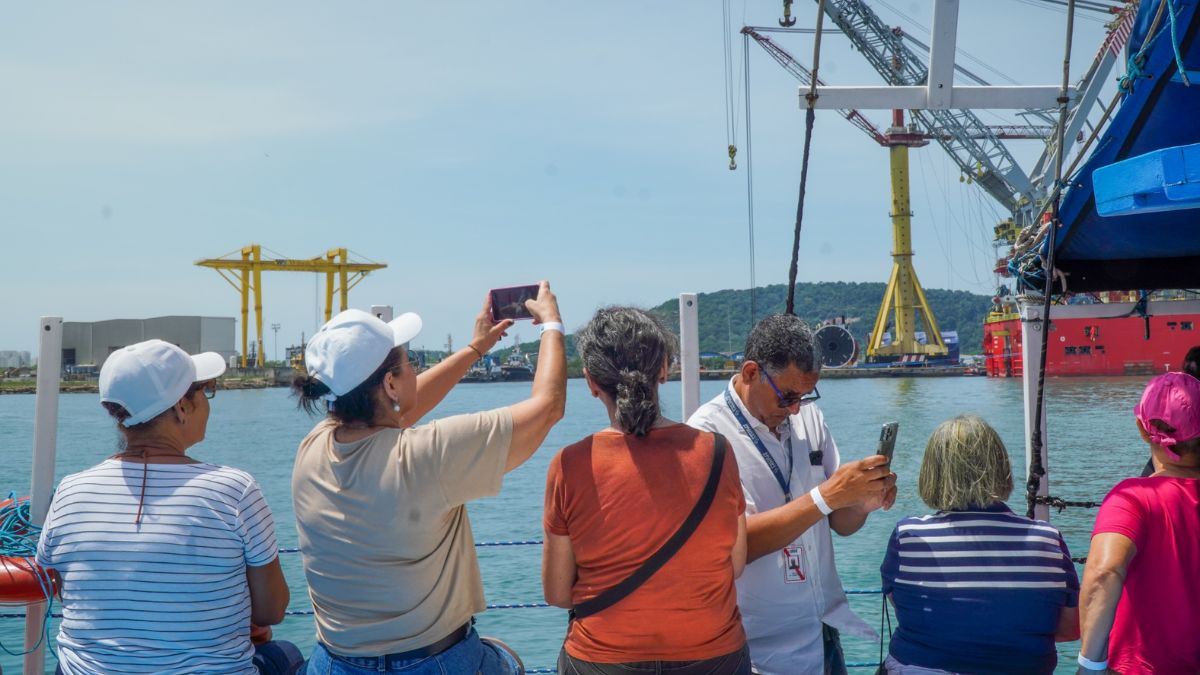 O programa PassaPorto é uma iniciativa que oferece passeios guiados de barco pelo canal