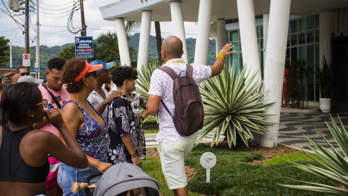 O roteiro apresenta edifícios que marcaram diferentes períodos da história vicentina