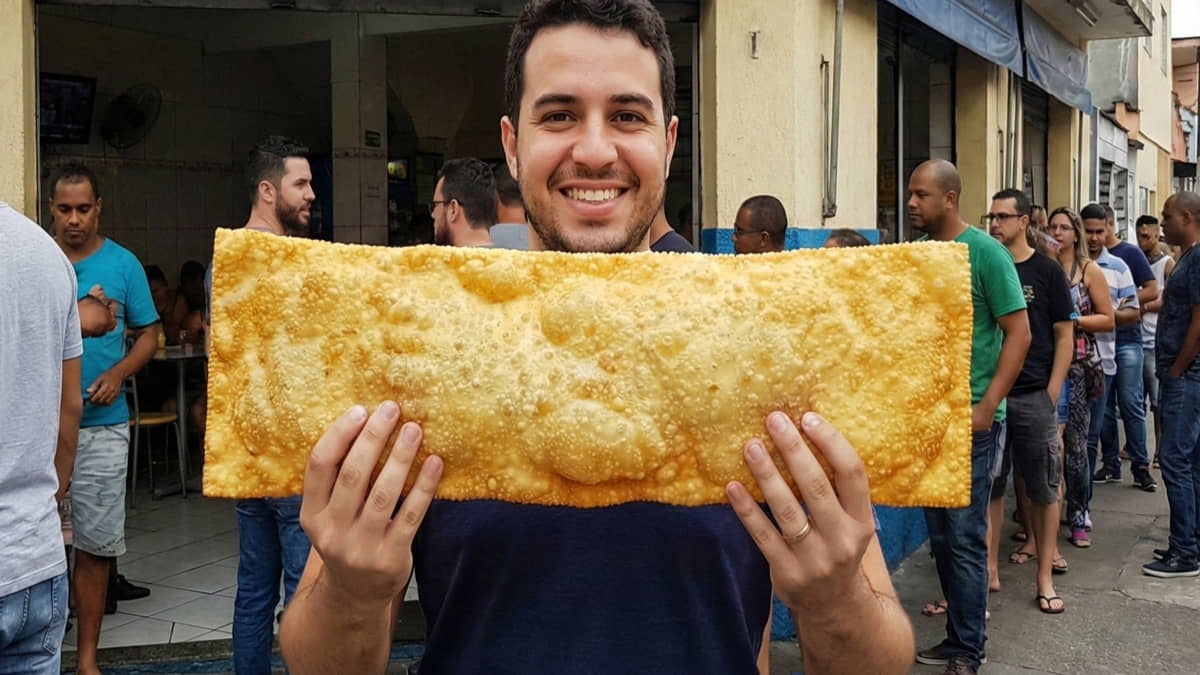 Pastel gigante da Sueli consegue servir bem até 3 pessoas famintas