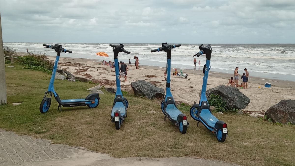 Turistas passeiam de patinete na orla da praia do Centro, em Itanhaém