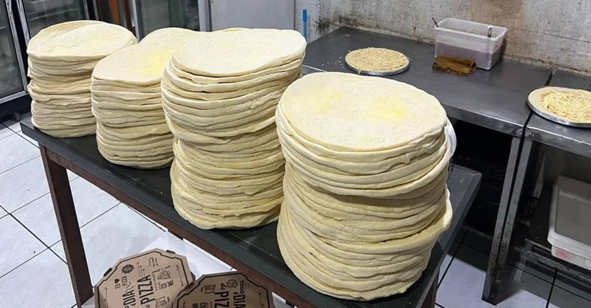 Local com péssimas condições de higiene e armazenamento, além de produtos vencidos