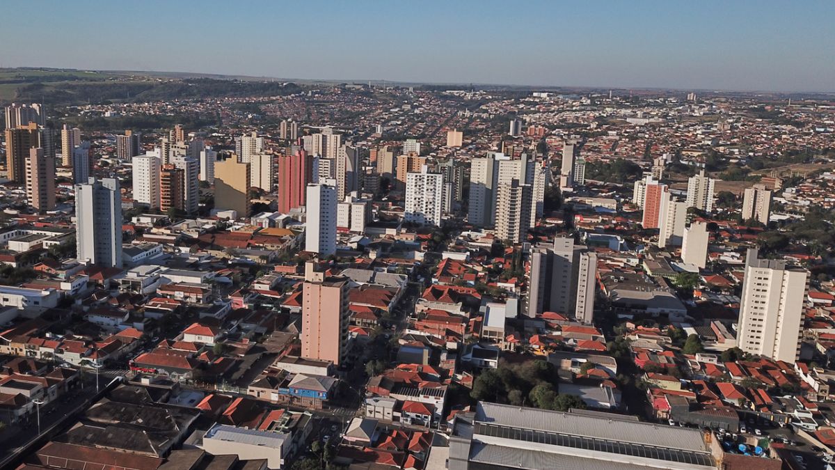 Localizada a 150 km da capital paulista, a cidade conta com uma grande importância na produção de laranjas