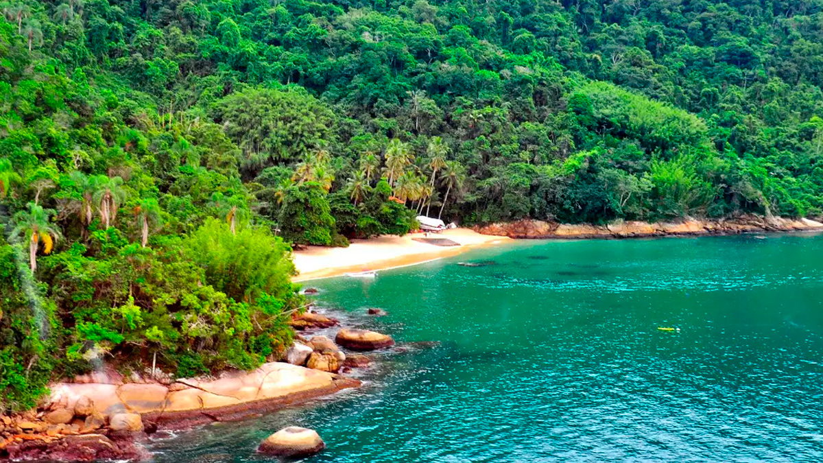 Única representante do Sudeste entre as praias mais limpas do Brasil, Lopes Mendes está situada em Ilha Grande, no litoral sul do Rio de Janeiro.
