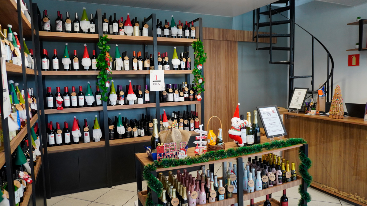 Quando se fala em vinho, é comum imaginar adegas sofisticadas, restaurantes ou jantares especiais, mas dificilmente um posto de gasolina