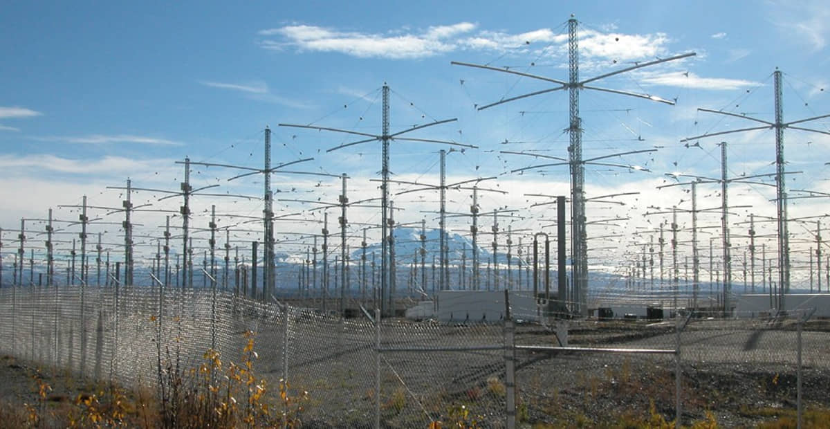 Antenas do projeto HAARP são citadas por manifestantes como causadoras do raio em Brasília