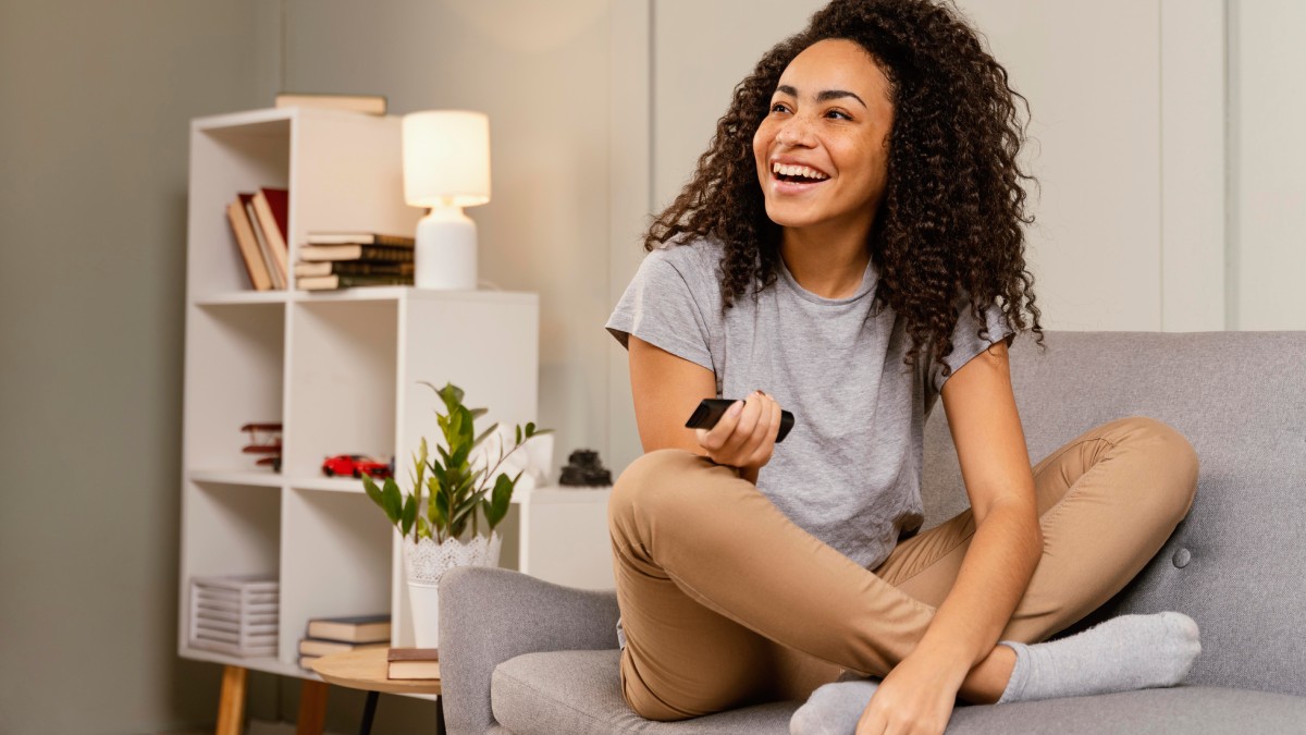 Descubra os traços psicológicos de quem valoriza a paz do lar em vez de festas badaladas e barulhentas