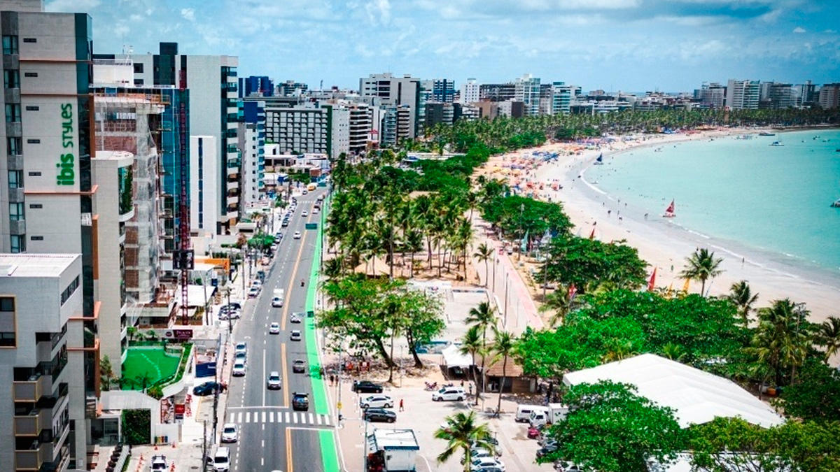 O que tem atraído investidores e novos moradores não é apenas o sol o ano todo, mas o avanço real em áreas críticas