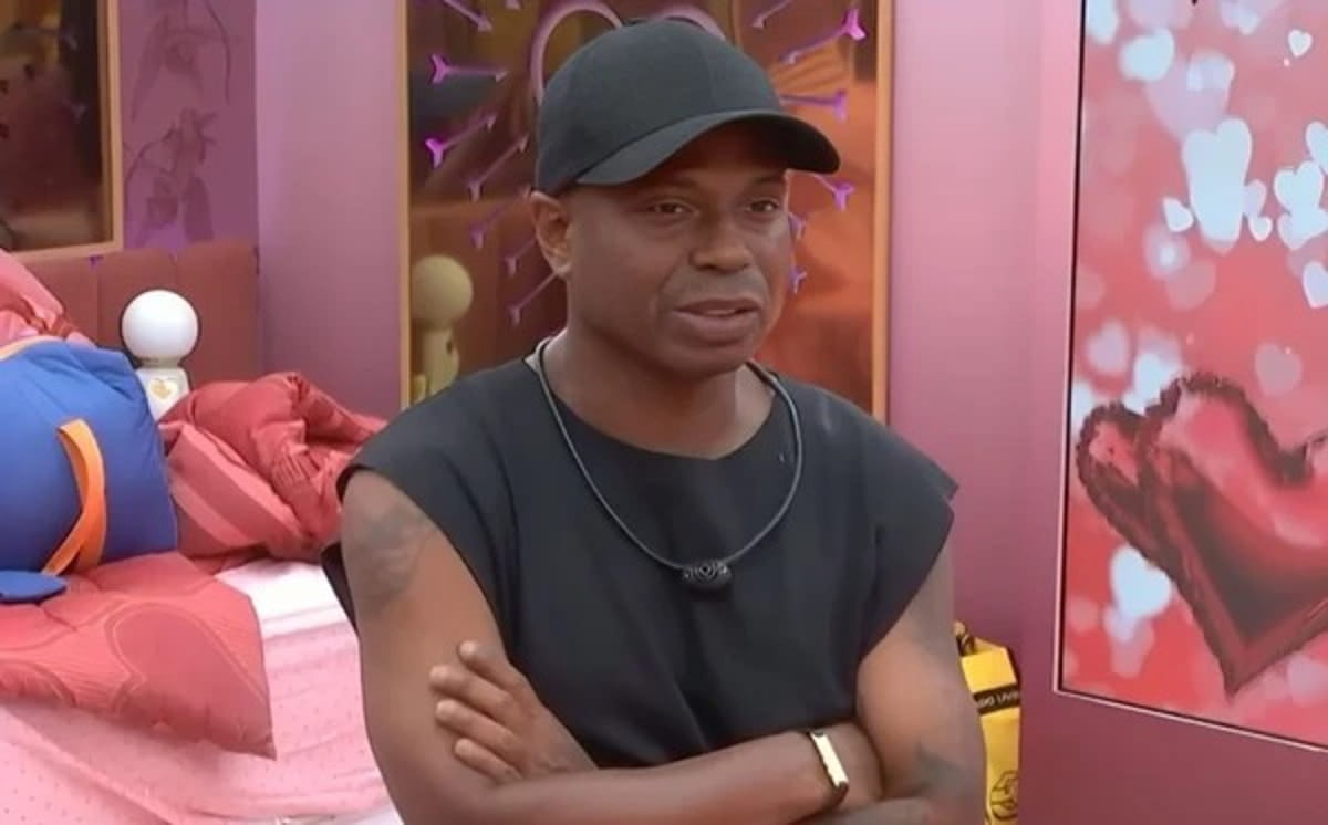 O ex-jogador chocou os confinados ao revelar que seu perfume custa a bagatela de R$ 13 mil.