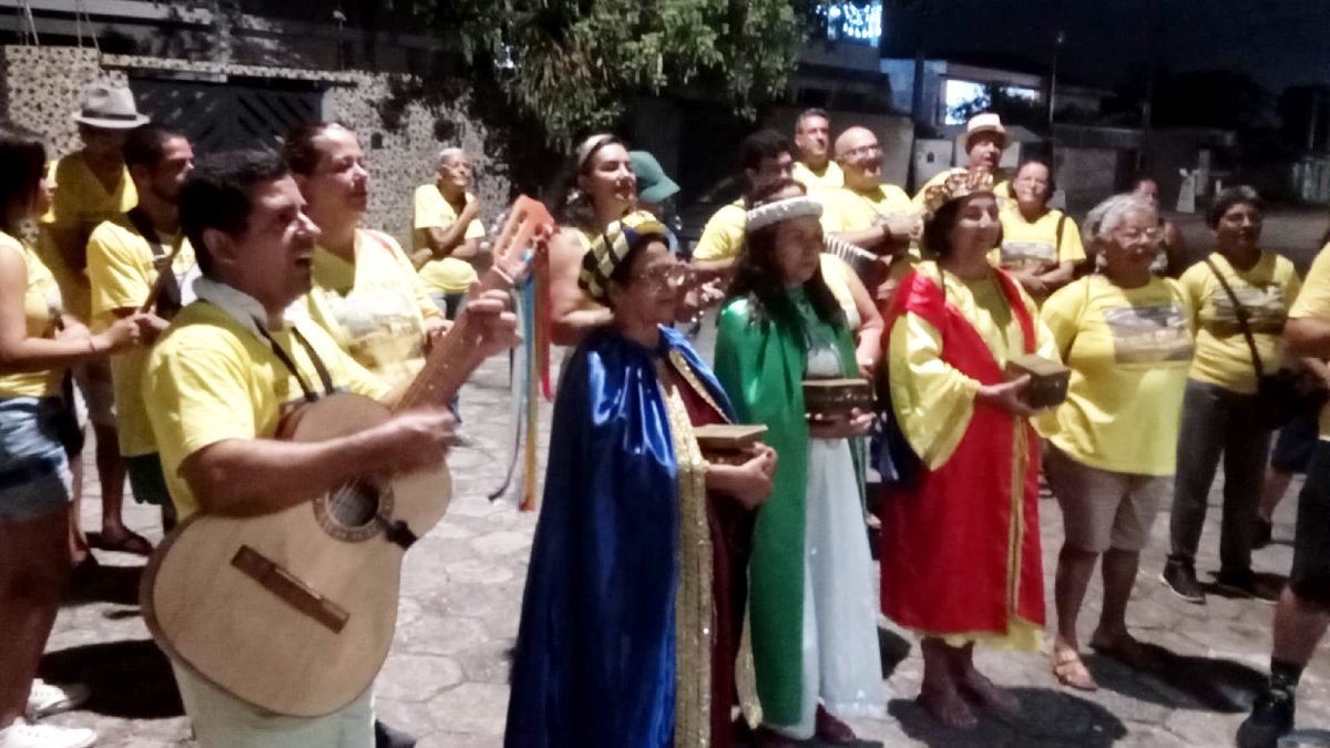 Antigos moradores recebem o grupo que representa a visita dos três Reis Magos ao Menino Jesus
