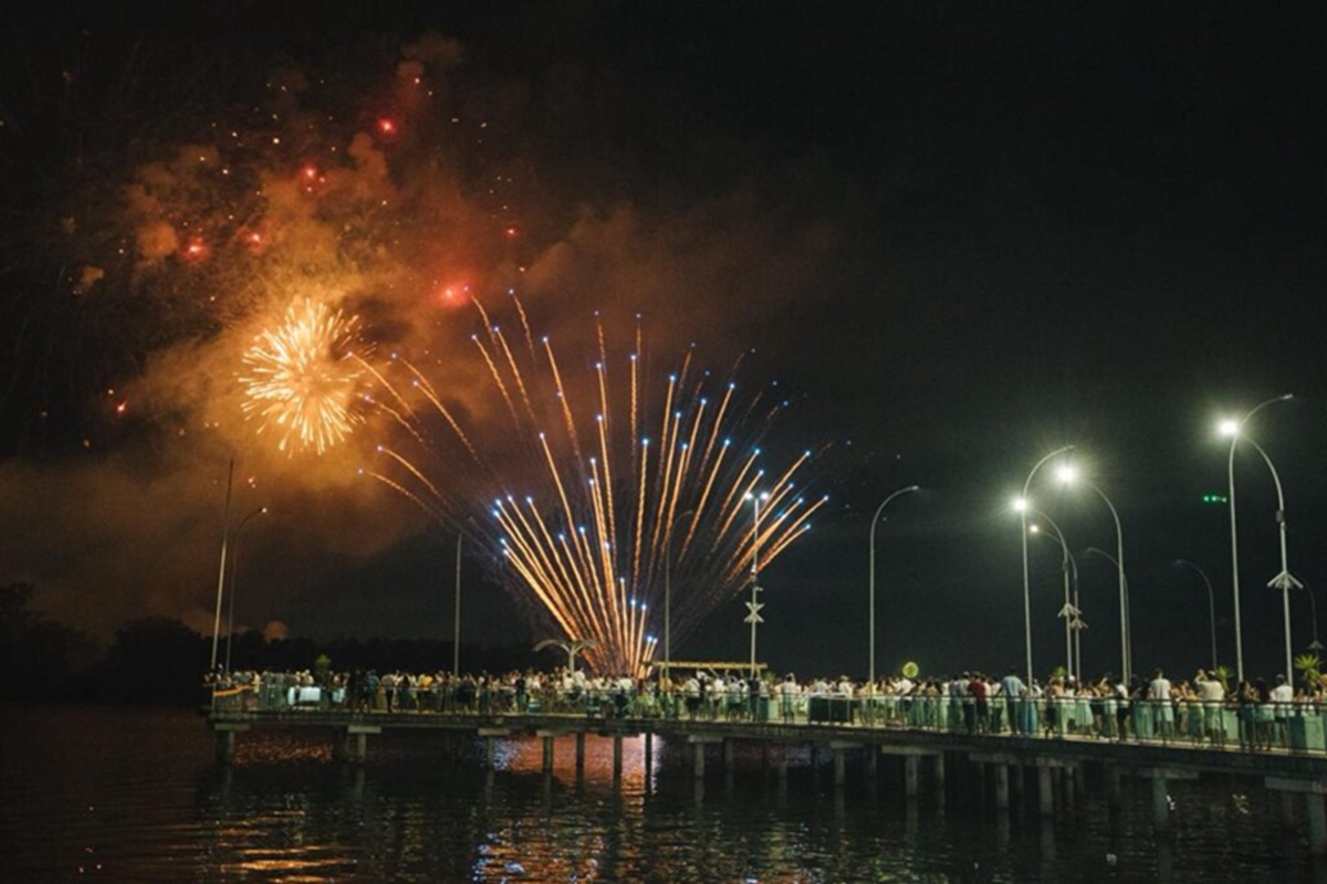 3,5 toneladas de fogos de artifício sem estampido iluminaram o céu da cidade por cerca de 15 minutos