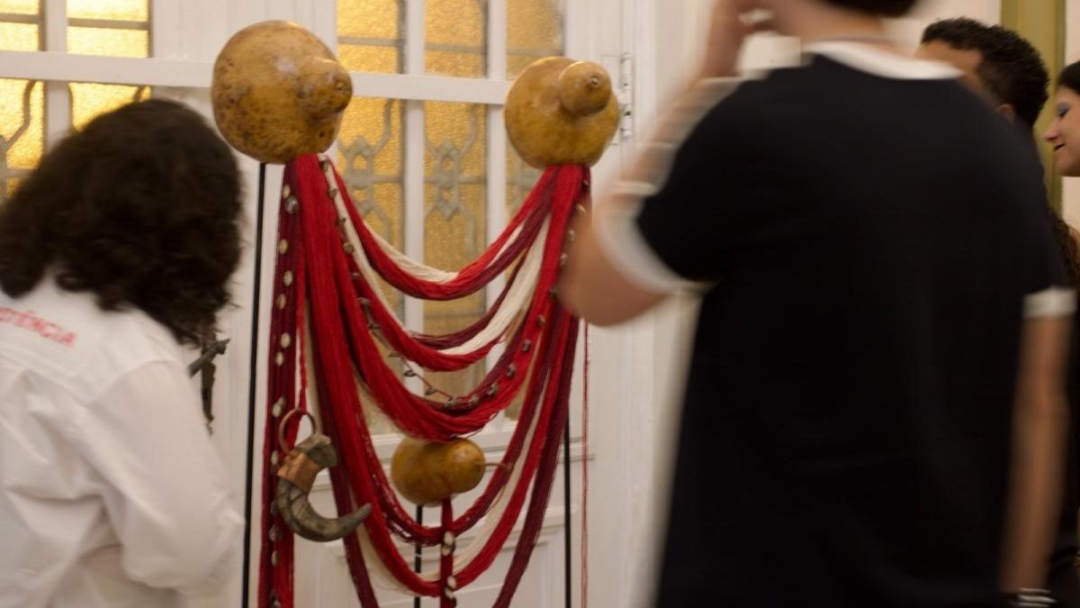 A exposição 'Cabaças de Axé - Orixás em Nós' ocupa o hall da Associação Comercial de Santos