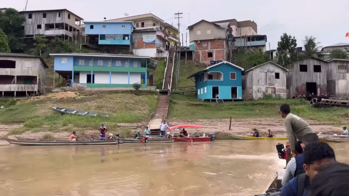 Isolamento pesa no abastecimento e na saúde, mas preservação ambiental e cultura local fazem do município um símbolo da Amazônia profunda.