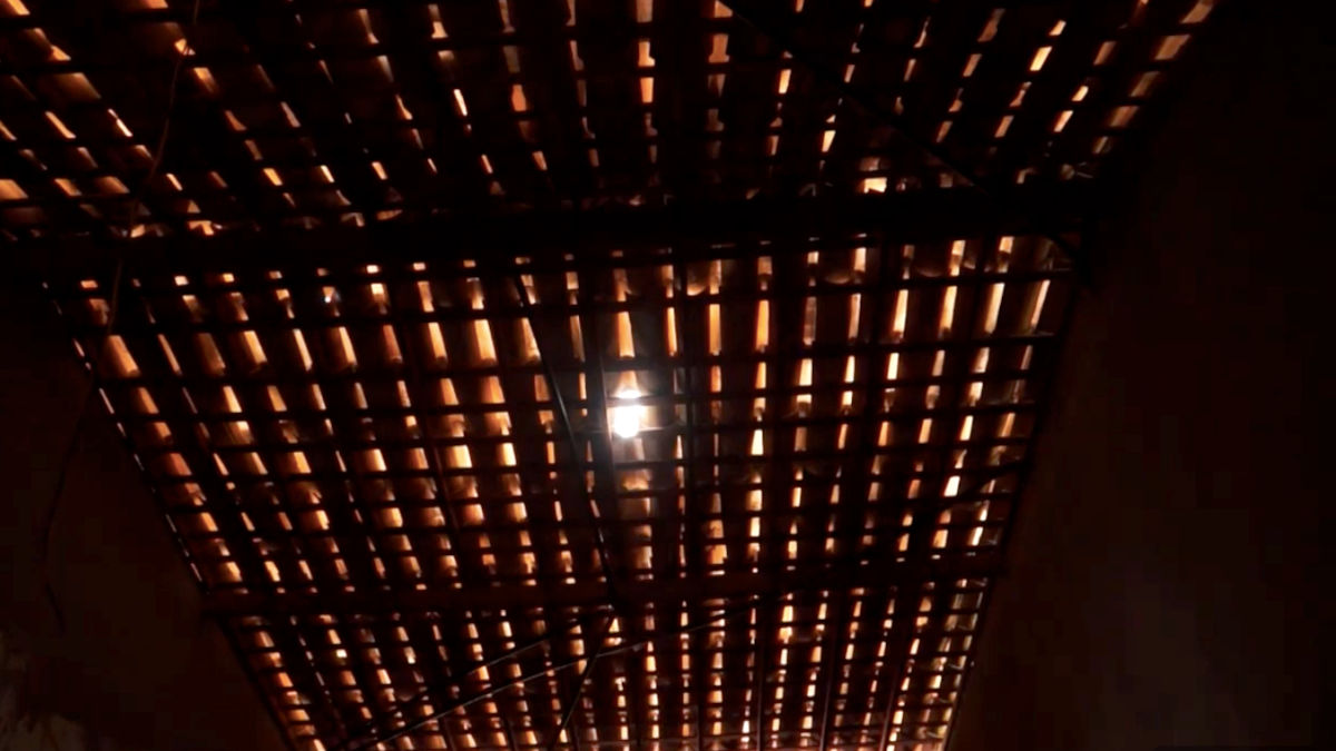 Invenção usa água e garrafa pet para refratar a luz solar e iluminar cômodos sem eletricidade