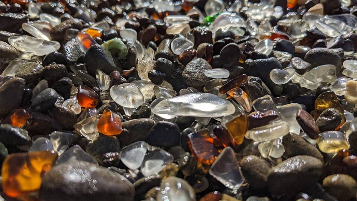 Saiba por que a conservação ambiental é a peça-chave para manter o brilho da famosa Glass Beach