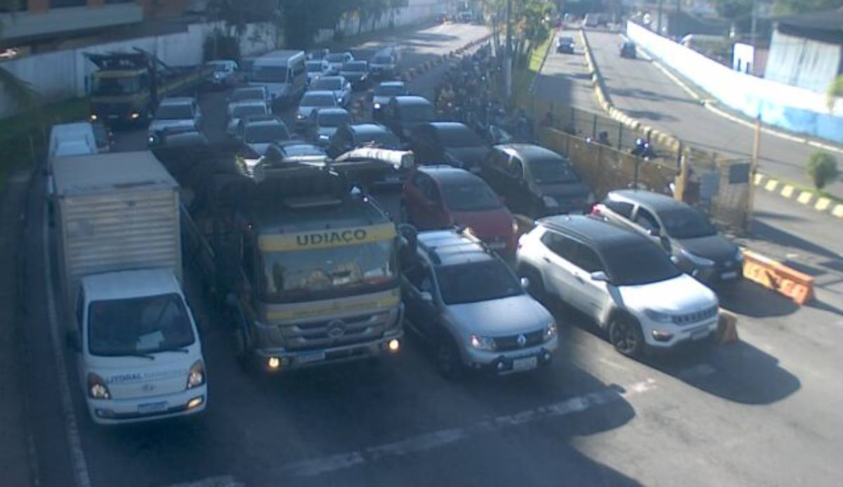 No trajeto entre Santos e Guarujá, em ambos os sentidos, o tempo de espera é de cerca de 15 minutos