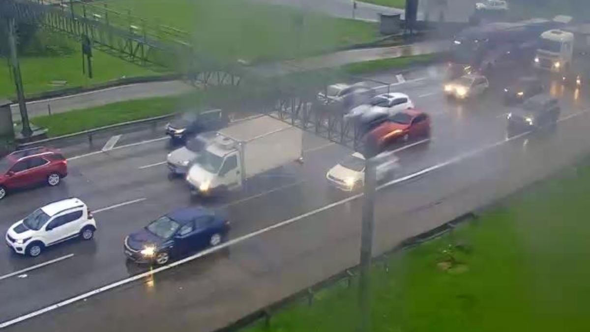 Na Rodovia Imigrantes, a situação é crítica com congestionamento do km 63 ao 49 no sentido São Paulo