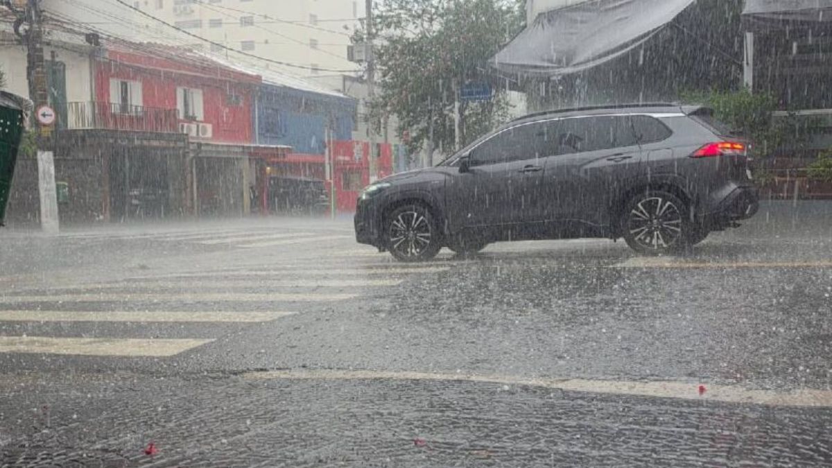 O Centro de Gerenciamento de Emergências Climáticas (CGE) registrou três pontos de alagamento na cidade