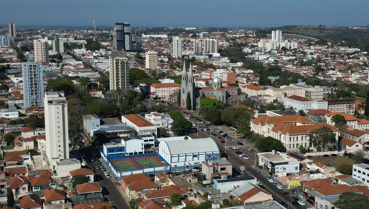 A cidade trata a figura como parte do seu DNA cultural e se consolidou como um dos maiores polos de preservação do folclore no Brasil
