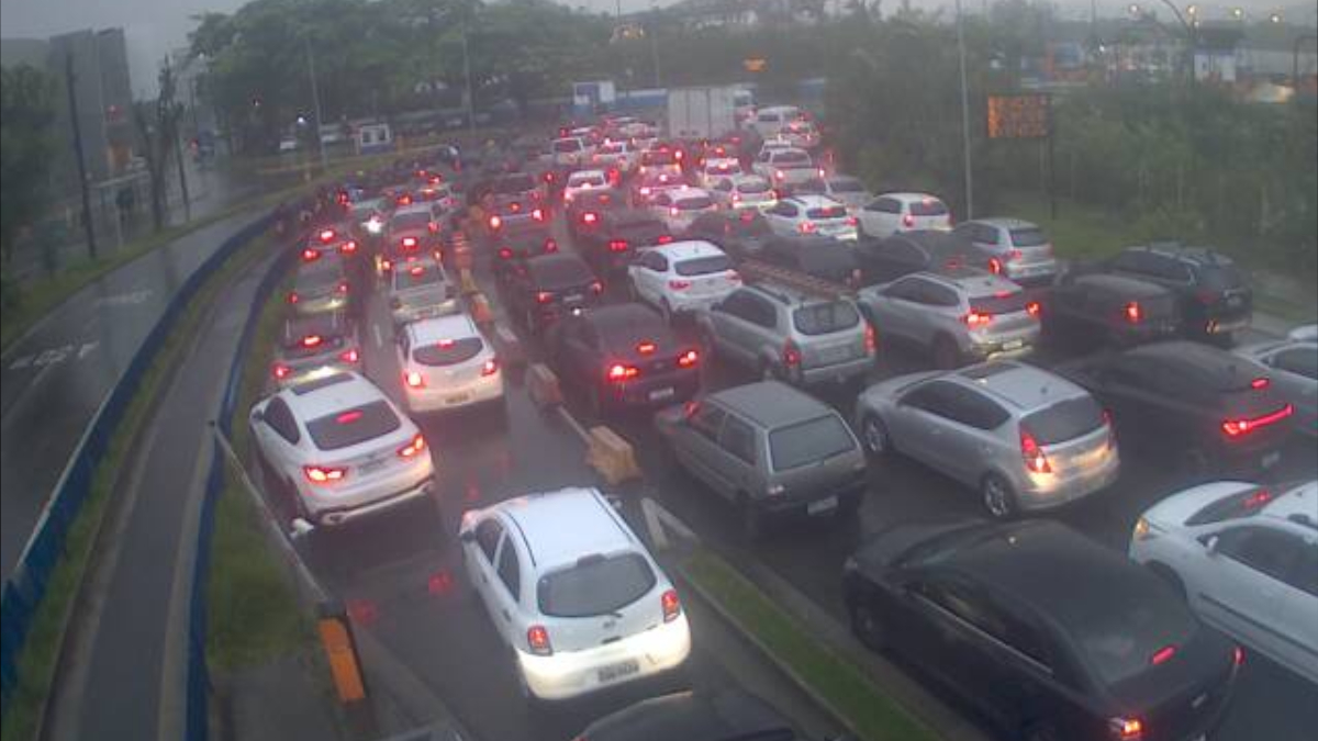 No sentido SantosGuarujá, os condutores esperam 40 minutos sob chuva forte