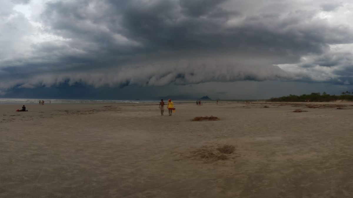 A imagem registrada por Tiago Ribeiro, biólogo e morador local, retrata uma 'shelf cloud'