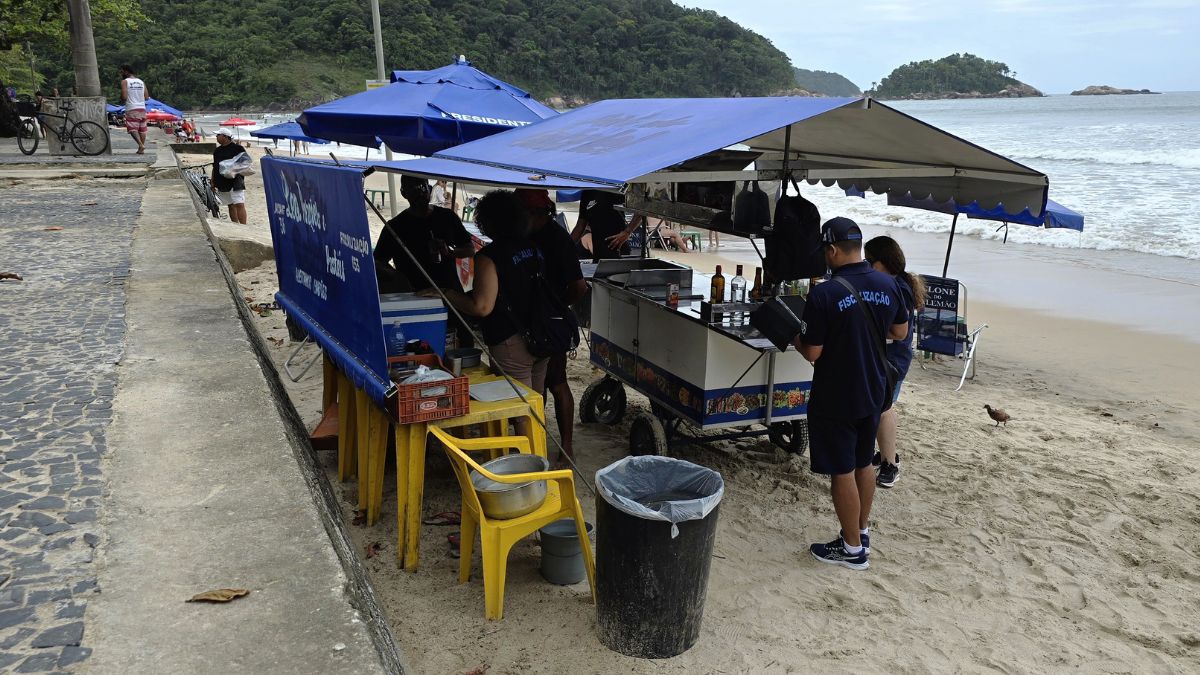 A Vigilância Sanitária completou um mês de atividades na Operação Verão do Guarujá