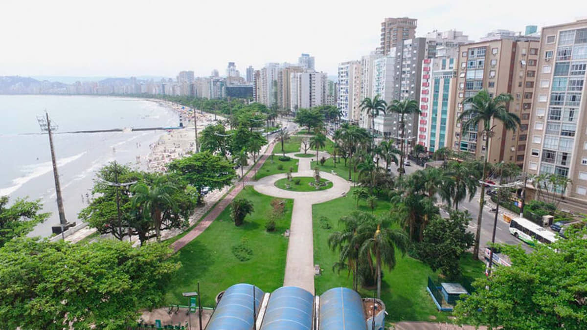 A orla da praia de Santos, sempre linda e conservada