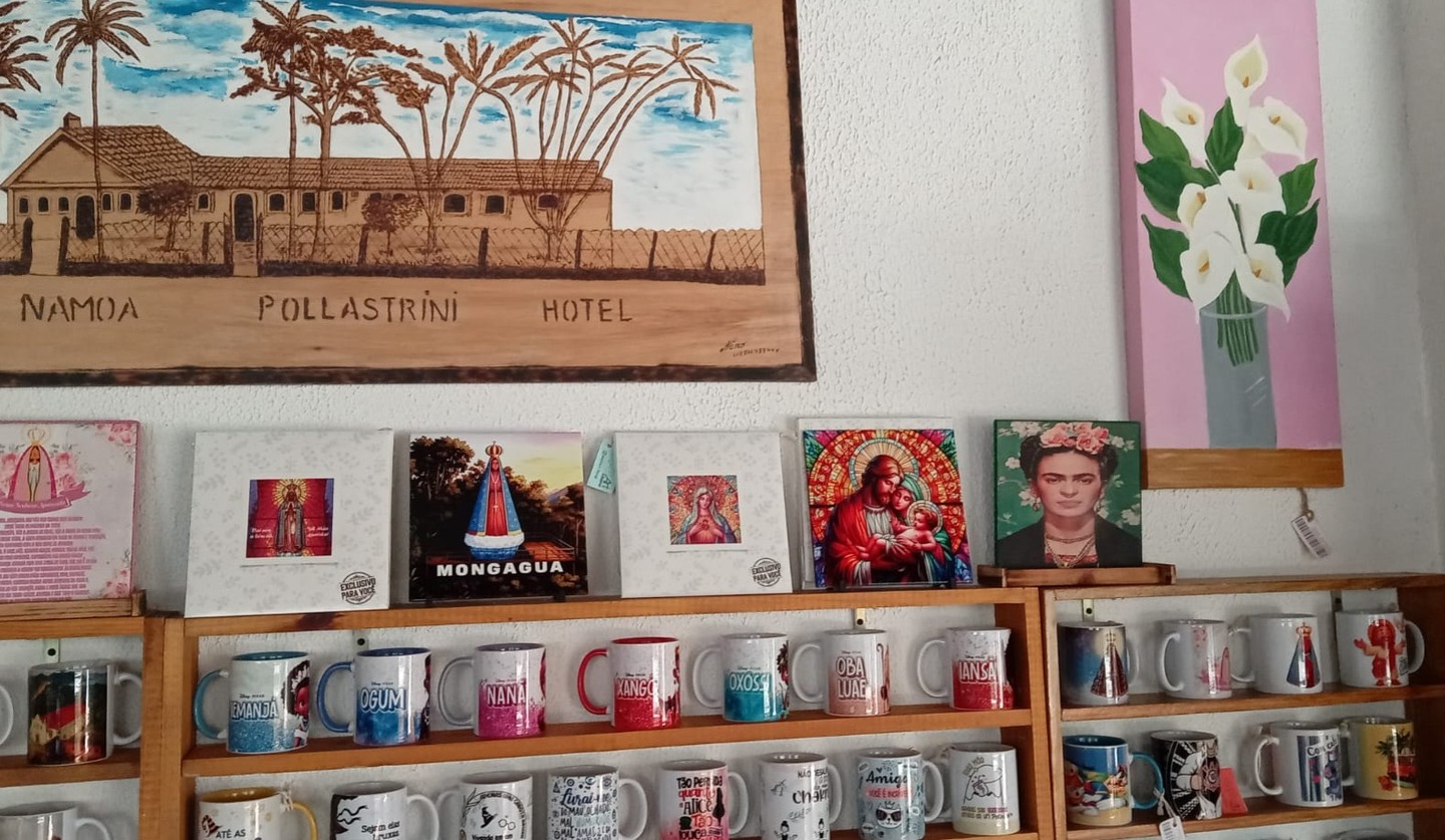 Artesanato e peças decorativas, tabacaria e um café gourmet são as opções na loja em Itanhaém