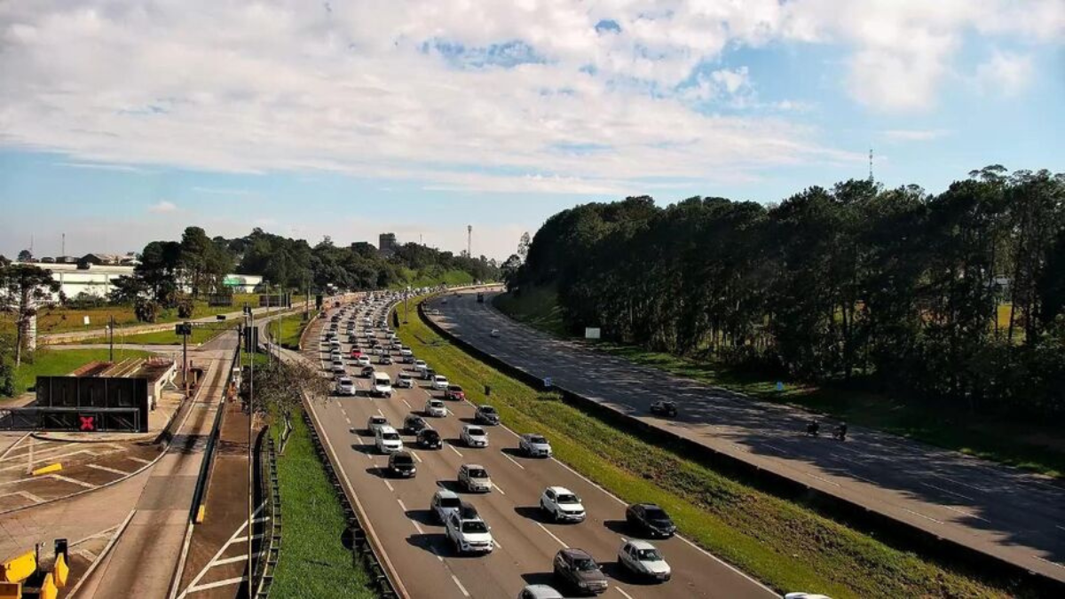 A Rodovia Imigrantes registra congestionamento entre os quilômetros 15 e 12