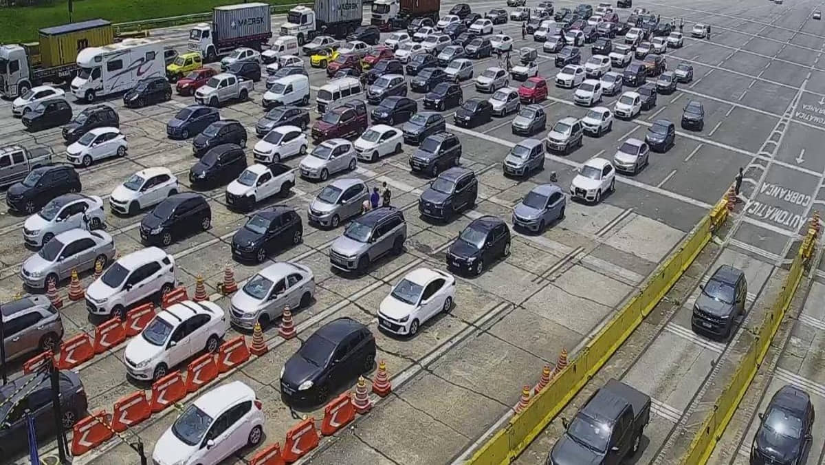 Na Rodovia dos Imigrantes, o motorista encontra tráfego lento do km 38 ao 43, no sentido litoral, reflexo do alto volume de veículos.