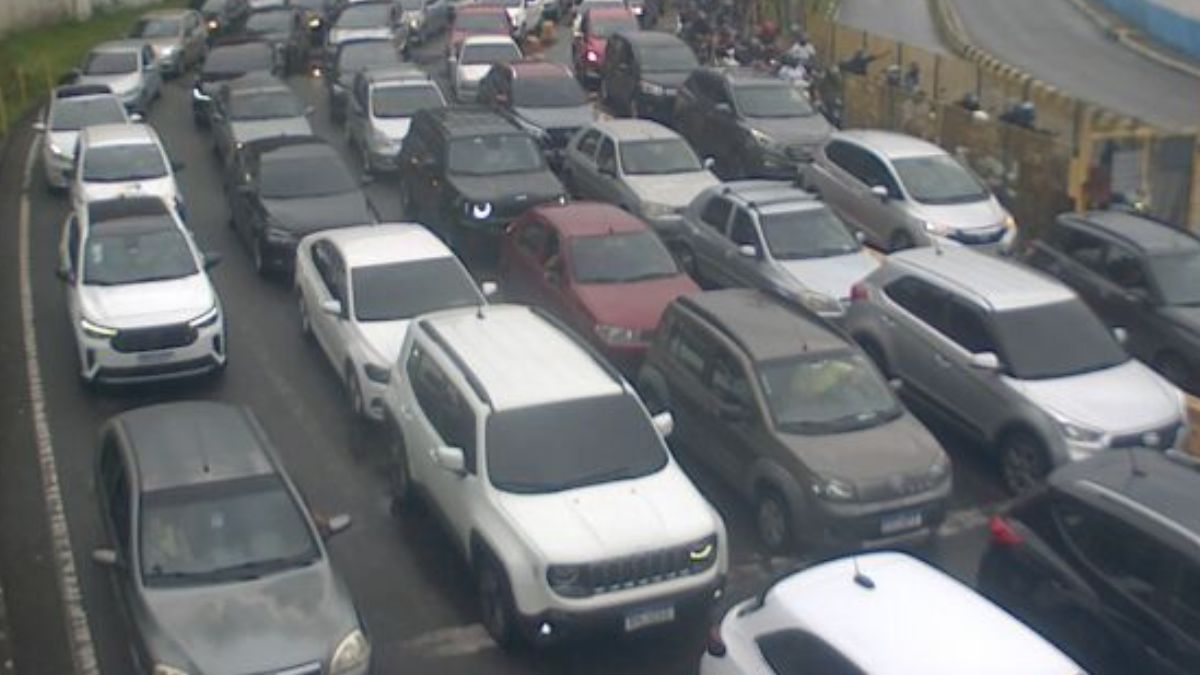 No sentido Santos para Guarujá, os motoristas enfrentam cerca de 20 minutos de espera, enquanto no trajeto inverso, Guarujá para Santos, o tempo chega a 40 minutos