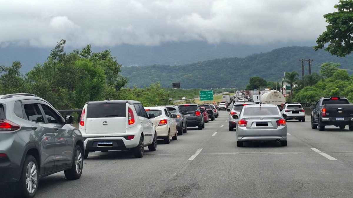 A pista sul da Imigrantes está bloqueada para permitir a inversão de mão e a implantação da Operação 2x8