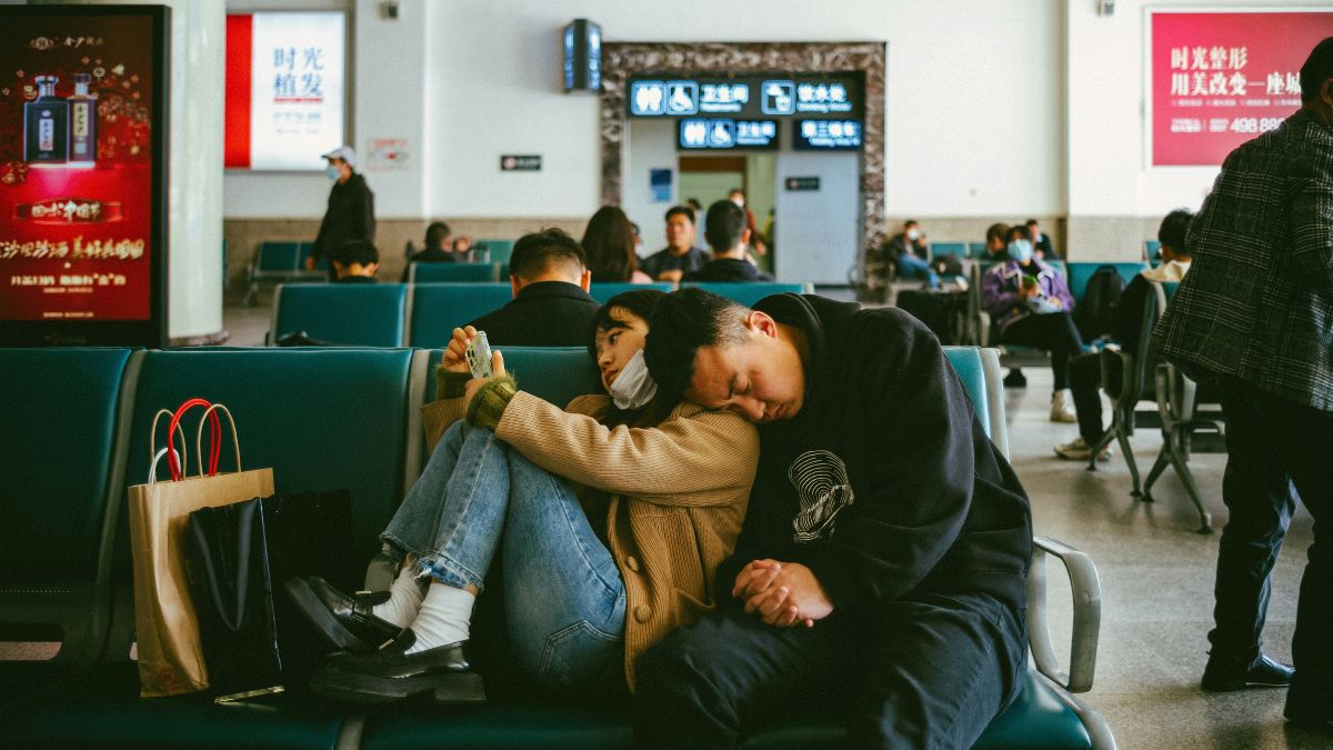 Excesso de estímulos, pressão por produtividade e hiperconectividade ajudam a explicar o aumento do estresse entre jovens trabalhadores da Geração Z