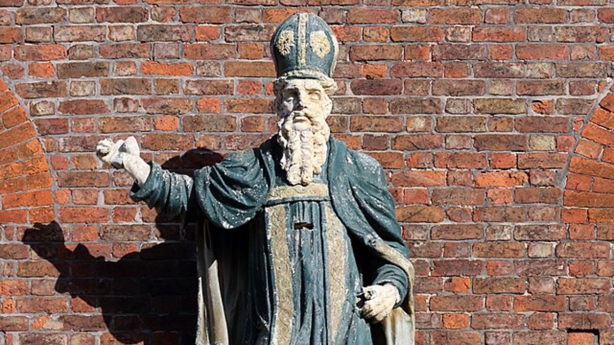 Segundo a tradição ligada a São Patrício, o santo teria expulsado todas as cobras da Irlanda após ser atacado por répteis durante um jejum de 40 dias no topo de uma colina