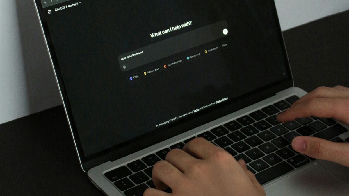 A forma como uma pergunta é feita pode mudar completamente a resposta da IA: Quanto mais clara e detalhada for a pergunta, melhores serão as respostas