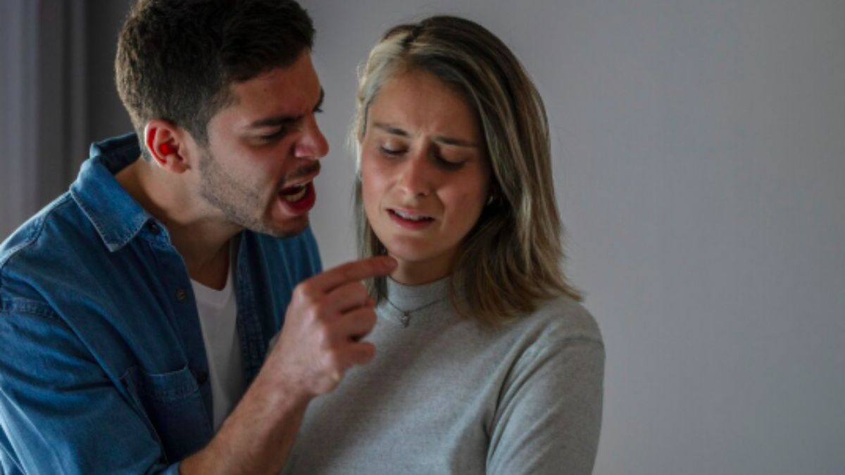 O excesso de carinho no início do relacionamento pode funcionar como manipulação emocional, criando dependência e dificultando que a vítima perceba sinais de alerta