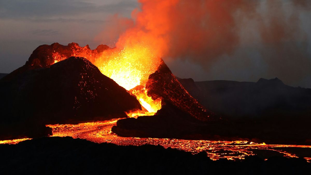 Vulcões classificados como ativos já entraram em erupção durante o Holoceno, indicando que ainda possuem magma circulando em seu sistema subterrâneo