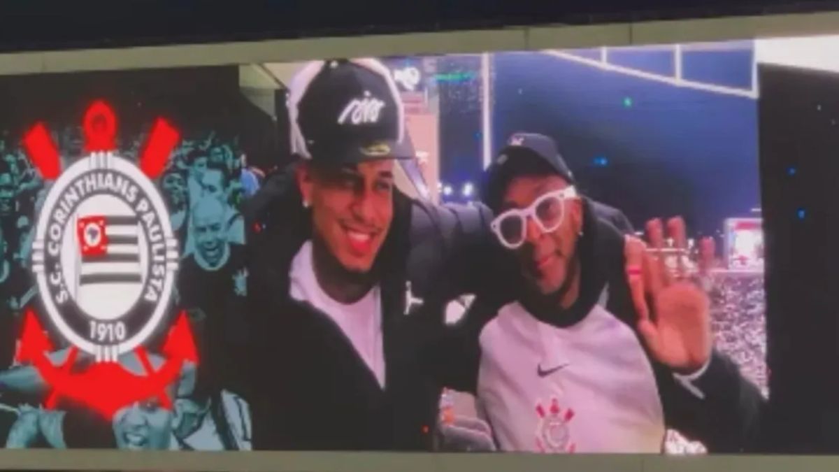 Spike Lee estava acompanhado do rapper brasileiro Thiago Veigh, quando foi flagrado pela câmera do estádio
