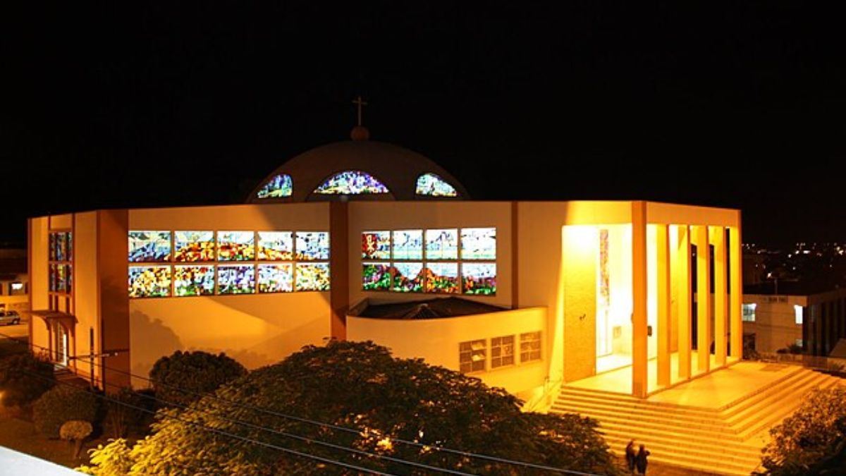 Com cerca de 117 mil habitantes, o município se consolidou como polo regional de serviços, educação e saúde, além de figurar entre as cidades mais seguras do país