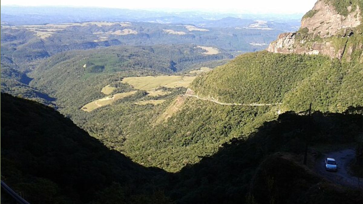 O corte na rocha da Serra do Corvo Branco, em Urubici, expõe paredões de arenito com cerca de 90 metros de altura; a formação geológica remonta a aproximadamente 160 milhões de anos