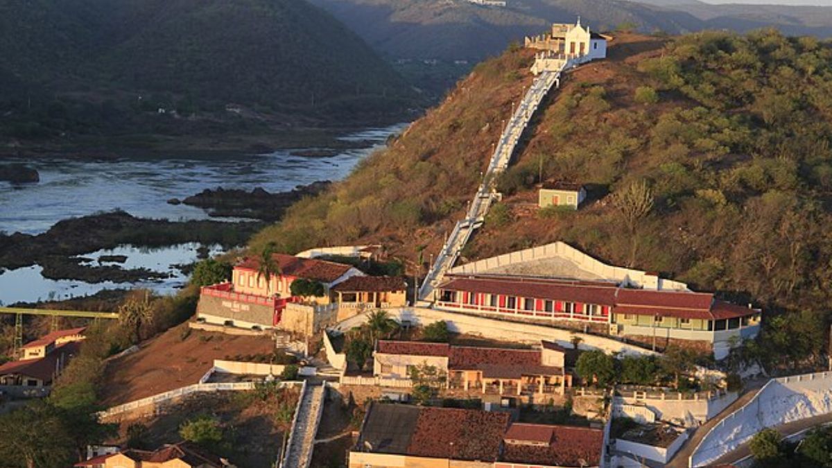 Casarões coloridos e ruas de pedra compõem o centro histórico de Piranhas, considerado um dos conjuntos arquitetônicos mais preservados do Nordeste