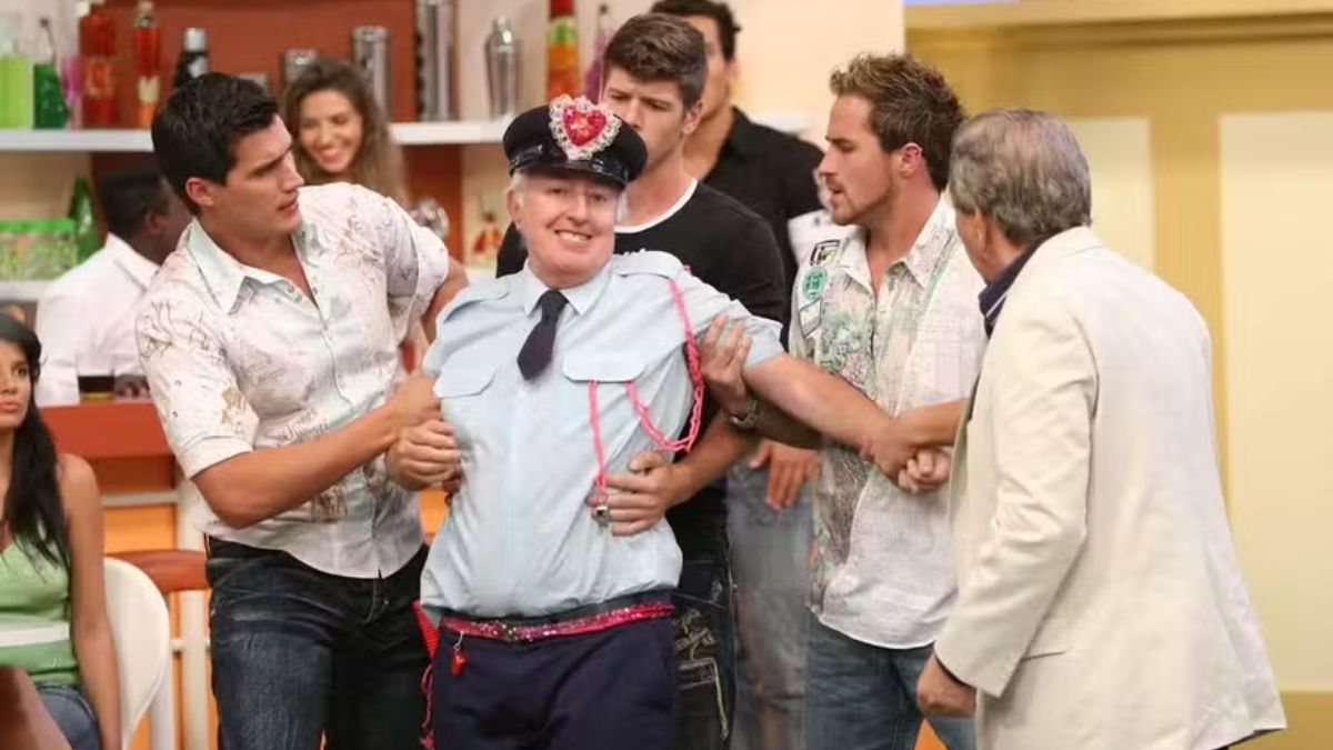 O humorista Roberto Marquis, conhecido pelo personagem Guarda Juju no programa A Praça é Nossa, morreu na segunda-feira (23), aos 83 anos