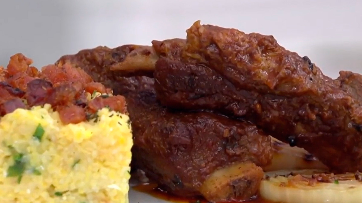 O diferencial do prato está na combinação da cerveja com temperos como tomilho, sálvia e pimenta, que intensificam o sabor da carne