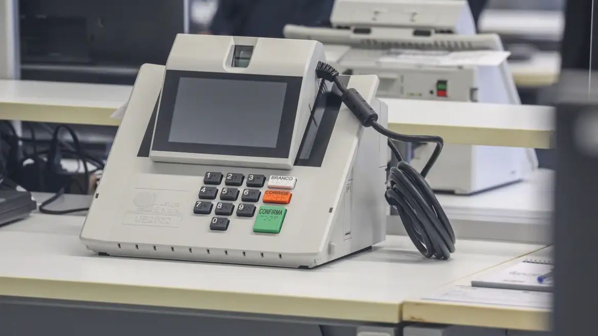 O Tribunal Superior Eleitoral (TSE) permite o uso de Inteligência Artificial em propagandas eleitorais desde que o conteúdo seja identificado como sintético e não contenha manipulações enganosas