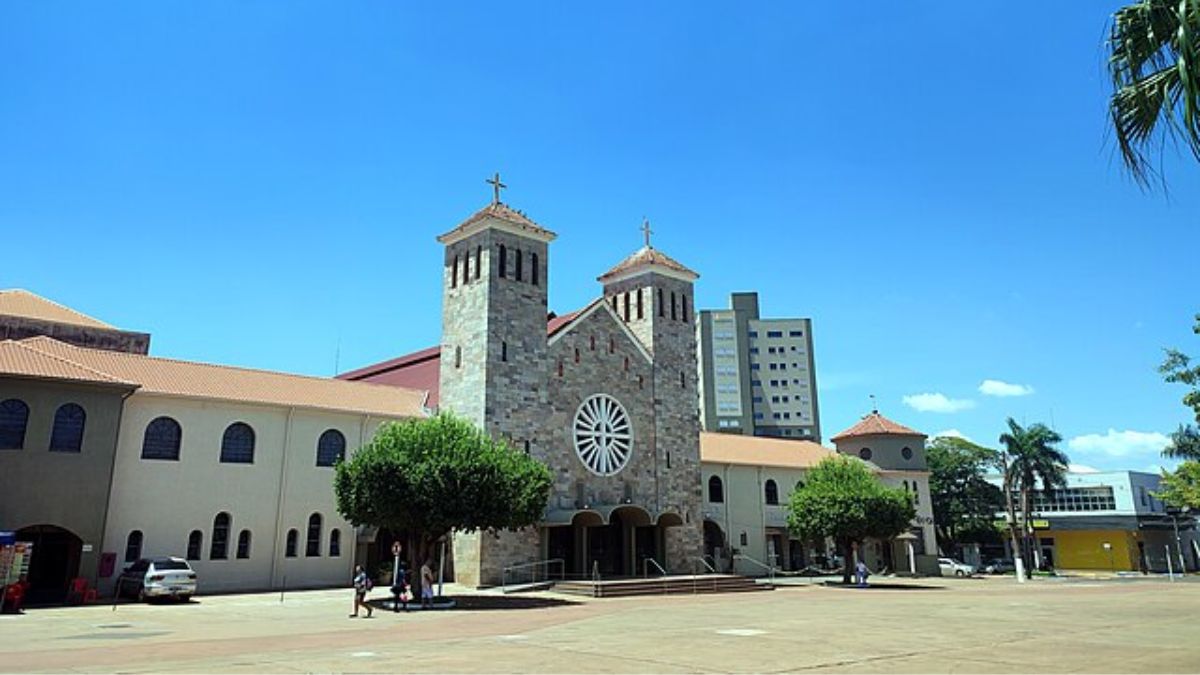 O município de Dourados ultrapassou 243 mil habitantes no Censo de 2022, segundo o IBGE, consolidando-se como um dos principais polos econômicos e universitários do interior do Centro-Oeste